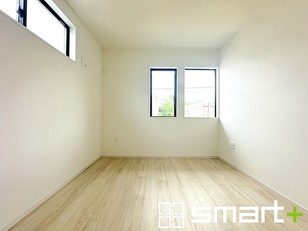 ~2面採光の明るいお部屋~ ・洋室は2面採光とする事で穏やかな陽の入る明るい空間となっております。 ・くつろぎのプライベート時間を明るい空間で穏やかにお過ごしいただけます。