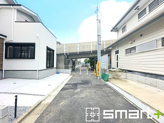 ~開放感ある角地のお住まい~ ・2方向が空く事で開放感のある角地に位置しております。 ・窮屈な感じが無く、ゆったりと暮らせるこの魅力をぜひ現地でご体感くださいませ。