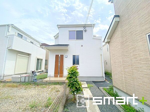 ～閑静な住宅街の立地～ ・周辺は閑静な住宅街となっておりますので、静かな暮らしをご実現いただけます。 ・前面道路の交通量も多くないので、小さなお子様がいるご家庭でもご安心ですね。