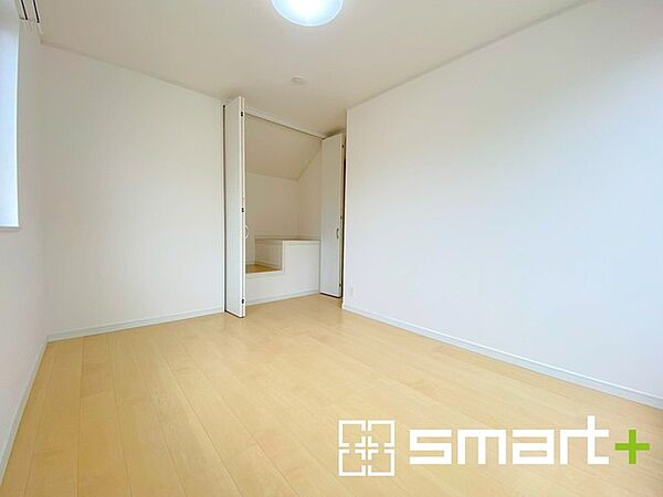 ～収納豊富な洋室～ ・各居室に備え付けの収納をご用意。タンスなどを置く場合と比べ出っ張らないので部屋の中を有効のご活用いただけます。 ・収納の広さなどぜひ現地でご確認くださいませ。