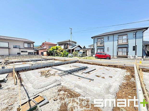 ~ベタ基礎でしっかりとした土台~ ・コンクリートの中に鉄筋を配し強度を高めた「ベタ基礎」を採用。 ・しっかりとした土台を造ったうえで、その上に建物が築造されていきます。