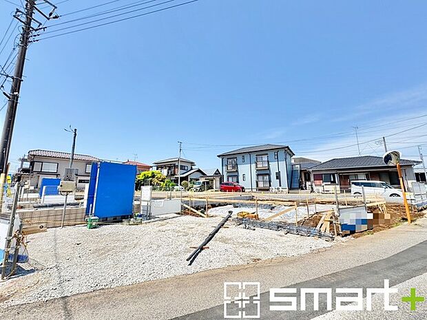~閑静な住宅街の立地~ ・周辺は閑静な住宅街となっておりますので、静かな暮らしをご実現いただけます。 ・前面道路の交通量も多くないので、小さなお子様がいるご家庭でもご安心ですね。