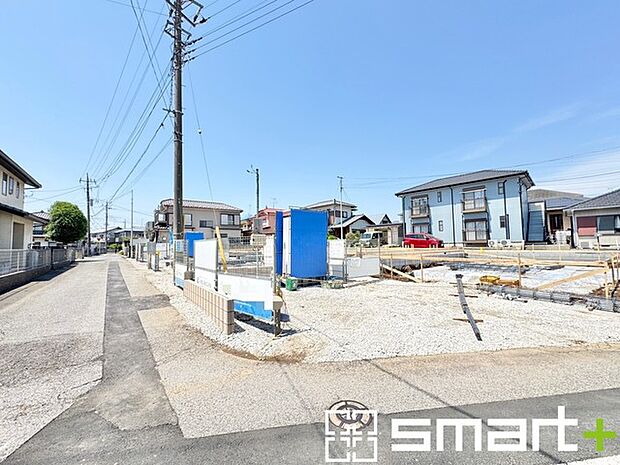 ~開放感ある角地のお住まい~ ・2方向が空く事で開放感のある角地に位置しております。 ・窮屈な感じが無く、ゆったりと暮らせるこの魅力をぜひ現地でご体感くださいませ。