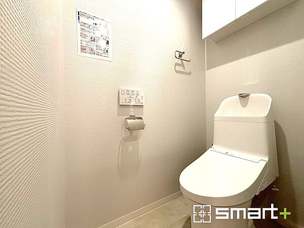 ～やはり便利なタンク式トイレ～ ・最近はタンクレストイレもございますが、タンク式の場合は停電時もお水を流すことが可能。 ・故障時なども比較的費用が安くなるなど、メリットが多くなります。