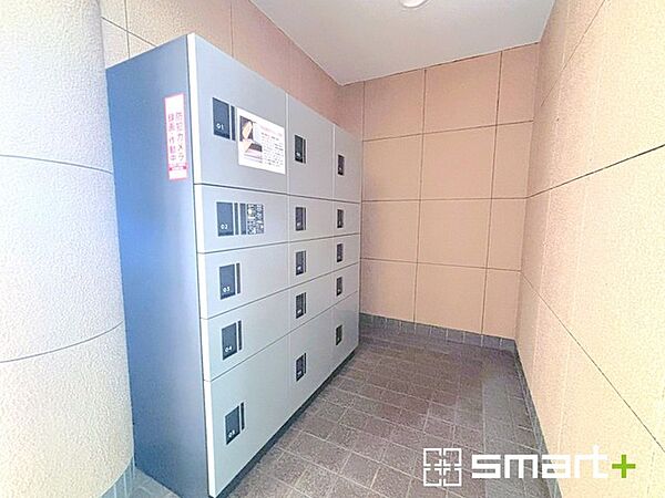 ～不在時も便利な宅配ボックス～ ・マンションエントランスに共用の宅配ボックスをご用意。 ・ネット注文も増えている中、不在時などにもお荷物の受取が可能です。