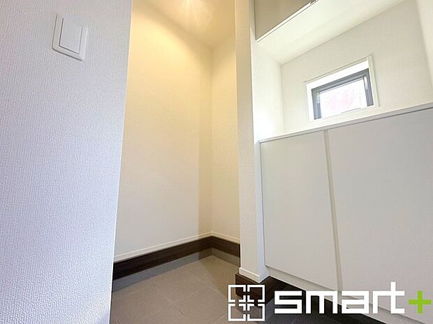~シューズインクロークのある玄関~ ・玄関横にシューズインクロークをご用意。 ・追加の靴置きとしてはもちろん、スキー・ゴルフなど趣味の用具の置場としてもご利用いただけます。