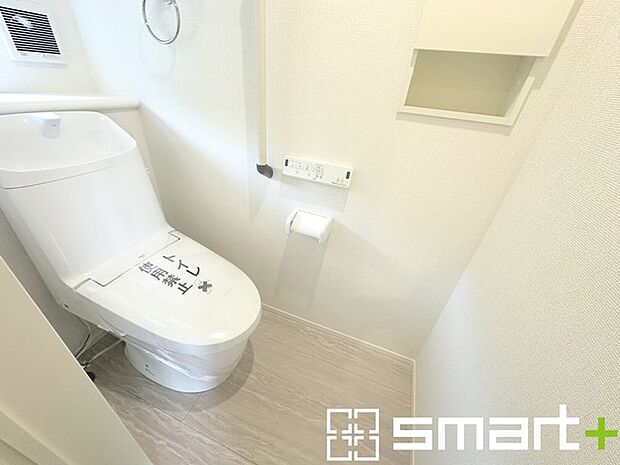 ~窓付きの明るいトイレ~ ・使用後や掃除の際に窓を開ければ、外からの新鮮な空気を取り込み素早く換気ができます。 ・埋め込み収納付きでストックや掃除用具もスッキリ片付きますね。