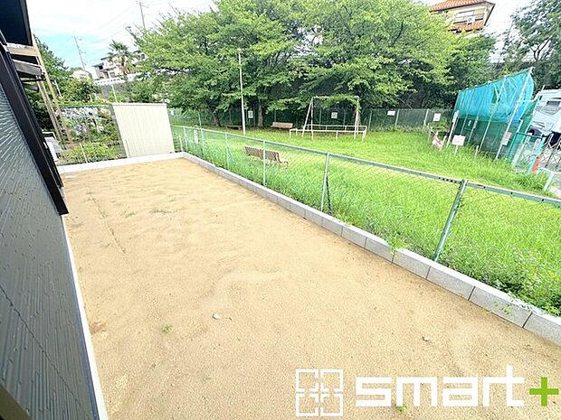 ~広々したお庭のある邸宅~ ・余裕の敷地には広いお庭もご用意。 ・ガーデニングや安らぎの空間として、倉庫を置いたりと様々な活用が可能です。 ・人工芝の敷設などもお気軽にご相談くださいませ。