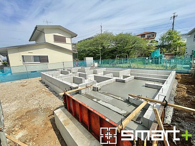 ~ベタ基礎でしっかりとした土台~ ・コンクリートの中に鉄筋を配し強度を高めた「ベタ基礎」を採用。 ・しっかりとした土台を造ったうえで、その上に建物が築造されていきます。