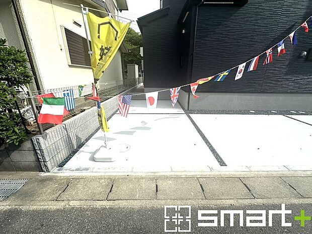 ~ゆとりあるカースペース~ ・セカンドカーや来客時にも困らないカースペース2台分。物置や駐輪スペースなどにも利用できますね。 ・カーポートなどのオプションもお気軽にご相談くださいませ。