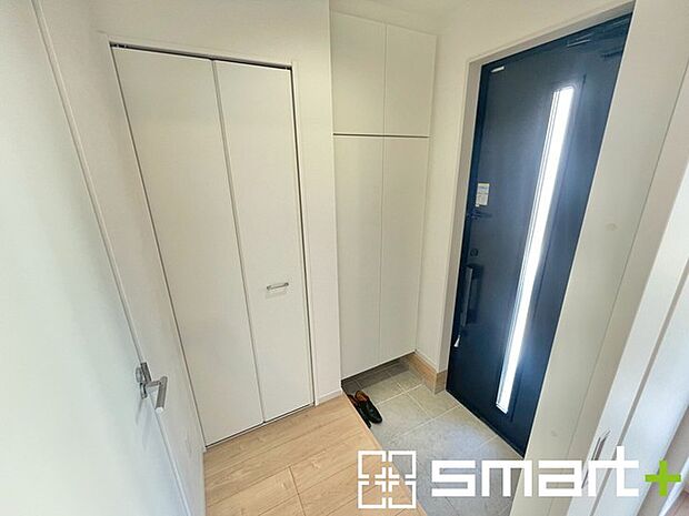 ~玄関回りの収納に~ ・ベビーカー、お子様の部活道具、ご主人様のゴルフバッグなど多岐多様な物を収納いただけます。