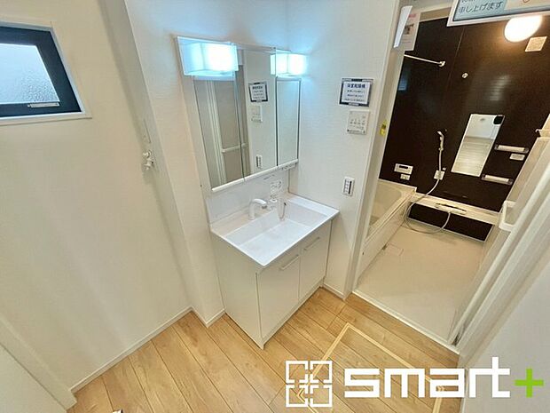 ~シャワー付き洗面台を採用~ ・洗面台の蛇口がホースで伸びシャワーとしてご利用可能。 ・朝の寝ぐせ直しなどにシャワーを使いたい時、洗面台の掃除をする際にも便利にお使いいただけますよ。