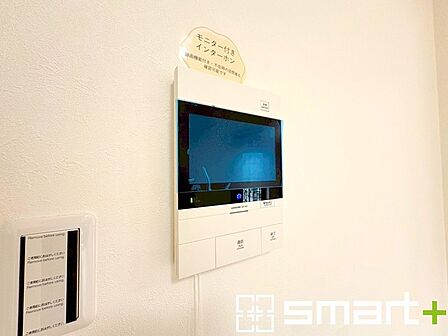 ～モニター付きインターフォン～ ・今では当たり前になってきたモニター付きのインターフォンも付いております。 ・来客時に誰が来たかすぐにわかりますので、防犯性に優れます。 