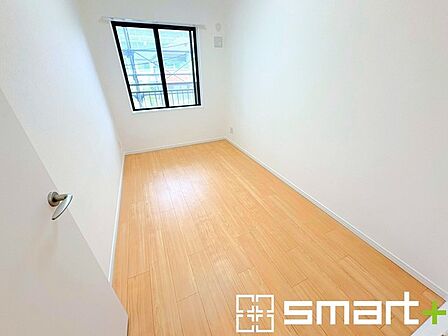 ～明るく暖かな光が差し込む洋室～ ・窓からたっぷりの光が舞い込み、お部屋全体を優しく包み込んでくれます。 ・くつろぎのプライベート時間を明るい空間で穏やかにお過ごしいただけます。