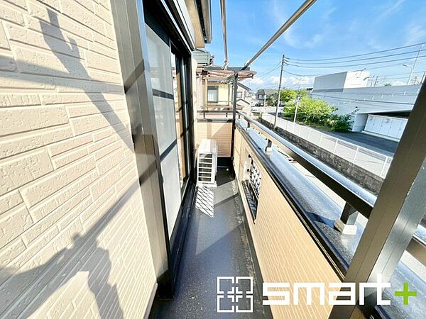 ～洗濯物も干しやすいバルコニー～ ・バルコニーには物干し竿受けが標準装備されております。 ・テラス屋根等のオプションもお気軽にご相談くださいませ。