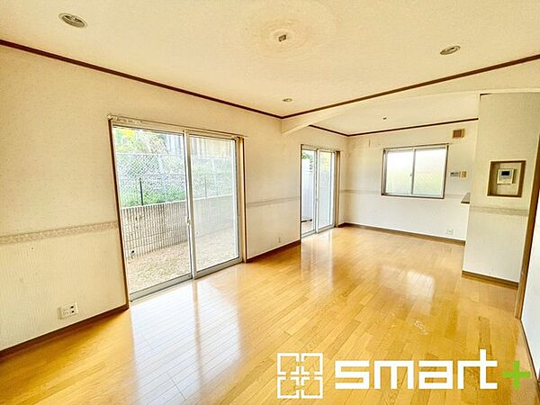 ～穏やかな陽の入るＬＤＫ～ ・大きな窓のあるＬＤＫは陽当りも良好で明るい空間となっております。 ・ご家族団らんなど過ごす時間の多いＬＤＫが明るいのは嬉しいポイントですね。