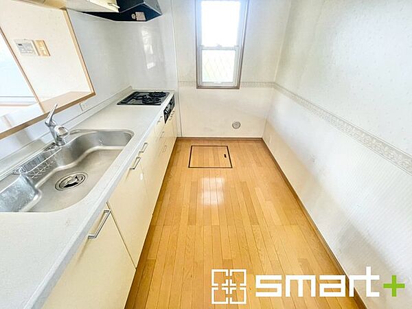 ～使い勝手の良いシステムキッチン～ ・料理がしやすい設計のキッチンでお料理もはかどりますね。 ・もちろんキッチン下部は収納になっておりますので、フライパンなども収納可能です。