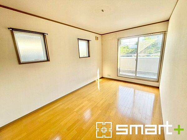 ～2面採光の明るいお部屋～ ・洋室は2面採光とする事で穏やかな陽の入る明るい空間となっております。 ・くつろぎのプライベート時間を明るい空間で穏やかにお過ごしいただけます。
