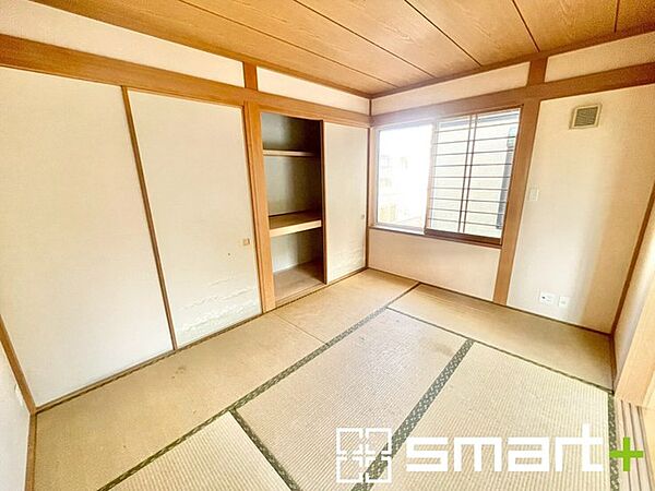 ～「和みの部屋」和室をご用意～ ・ゴロンと寝転がったり、お子様のいるご家庭ではお子様を寝かしつけたり、などご活用いただける和室をご用意。 ・やはり畳の香りは心が落ち着きますね。