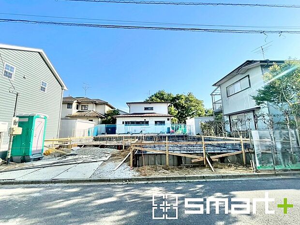 ~十分な広さのある前面道路~ ・前面道路は約5mございますので、お車でのすれ違いも楽々で余計なストレスがかかりません。 ・日々お車での移動が多い方には大切なポイントですね。