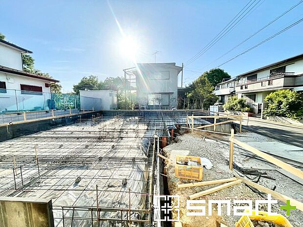 ~ベタ基礎でしっかりとした土台~ ・コンクリートの中に鉄筋を配し強度を高めた「ベタ基礎」を採用。 ・しっかりとした土台を造ったうえで、その上に建物が築造されていきます。