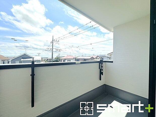 ~屋根付きのバルコニー~ ・バルコニーは屋根付きなので急な雨でも安心です。 ・奥行きもあるので洗濯物が干しやすいのも嬉しいポイントですね。