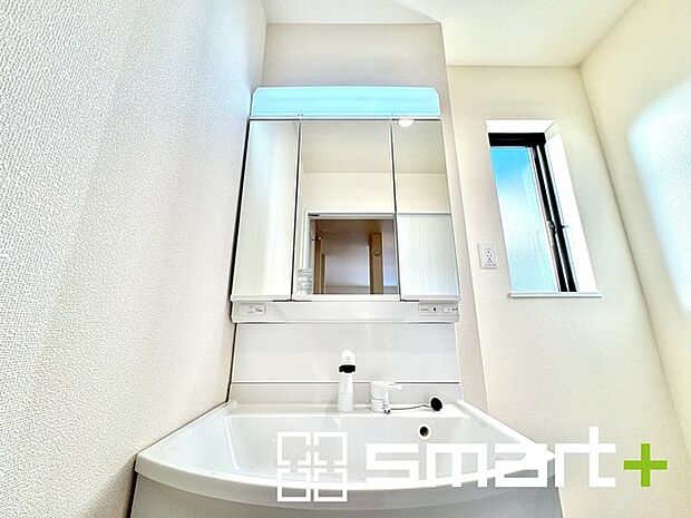 ~シャワー付き洗面台を採用~ ・洗面台の蛇口がホースで伸びシャワーとしてご利用可能。 ・朝の寝ぐせ直しなどにシャワーを使いたい時、洗面台の掃除をする際にも便利にお使いいただけますよ。