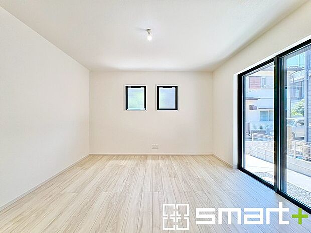 ~2面採光の明るいお部屋~ ・洋室は2面採光とする事で穏やかな陽の入る明るい空間となっております。 ・くつろぎのプライベート時間を明るい空間で穏やかにお過ごしいただけます。