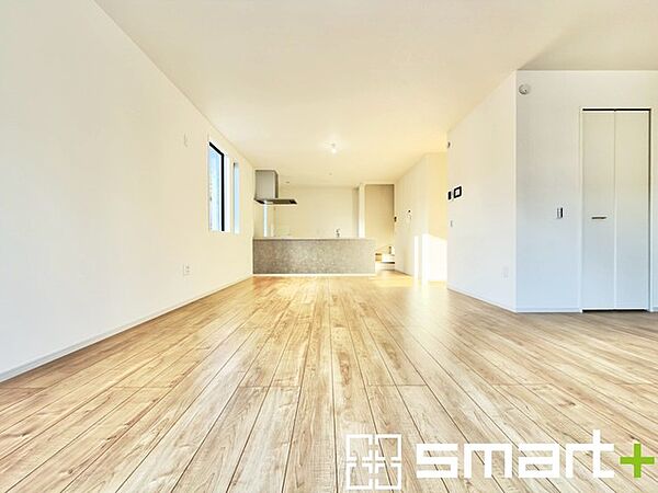 ～余裕の空間が広がるＬＤＫ～ ・24帖あるＬＤＫはご家族団らんのお時間を余裕の広さで演出してくれます。 ・ご内覧の際は家具の配置などもイメージしながらご覧くださいませ。