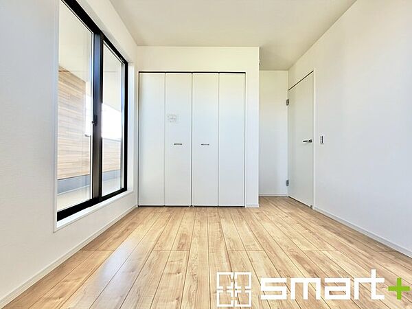 ～2面採光の明るいお部屋～ ・洋室は2面採光とする事で穏やかな陽の入る明るい空間となっております。 ・くつろぎのプライベート時間を明るい空間で穏やかにお過ごしいただけます。