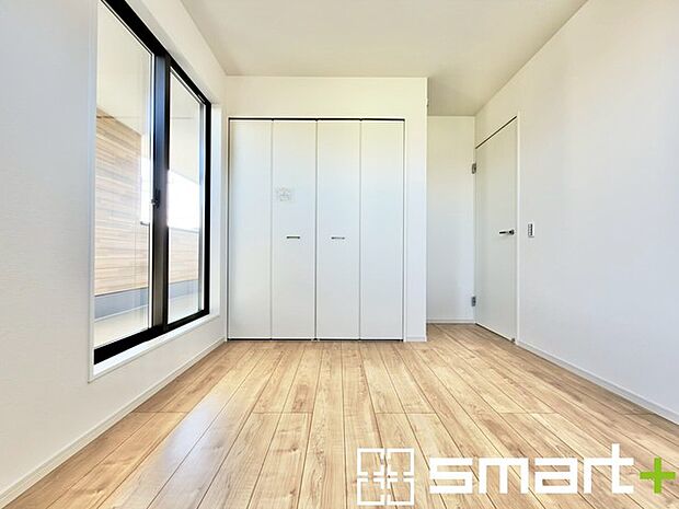 ~2面採光の明るいお部屋~ ・洋室は2面採光とする事で穏やかな陽の入る明るい空間となっております。 ・くつろぎのプライベート時間を明るい空間で穏やかにお過ごしいただけます。