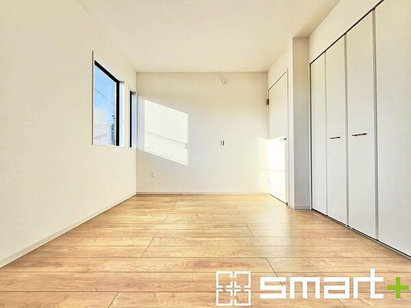 ～自然な風合いの洋室～ ・ナチュラルな色彩で纏められた洋室は家具のコーディネートもしやすくなっております。 ・どんな家具にするか考えるだけでも楽しくなってきますね。