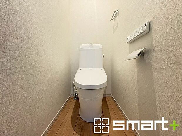 ~やはり便利なタンク式トイレ~ ・最近はタンクレストイレもございますが、タンク式の場合は停電時もお水を流すことが可能。 ・故障時なども比較的費用が安くなるなど、メリットが多くなります。
