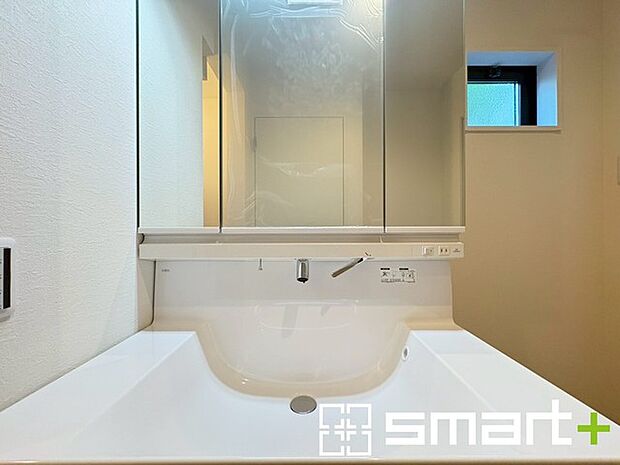 ~シャワー付き洗面台を採用~ ・洗面台の蛇口がホースで伸びシャワーとしてご利用可能。 ・朝の寝ぐせ直しなどにシャワーを使いたい時、洗面台の掃除をする際にも便利にお使いいただけますよ。