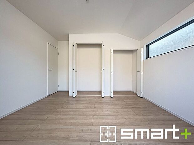 ~2面採光の明るいお部屋~ ・洋室は2面採光とする事で穏やかな陽の入る明るい空間となっております。 ・くつろぎのプライベート時間を明るい空間で穏やかにお過ごしいただけます。