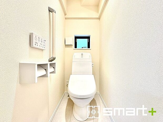 ~ウォシュレット付トイレ~ ・小窓から光が差し込む明るいトイレ。使用後や掃除の際には換気もしやすく快適ですね。 ・清潔感あるウォシュレット付です。