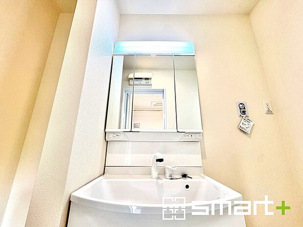 ~シャワー付き洗面台を採用~ ・洗面台の蛇口がホースで伸びシャワーとしてご利用可能。 ・朝の寝ぐせ直しなどにシャワーを使いたい時、洗面台の掃除をする際にも便利にお使いいただけますよ。