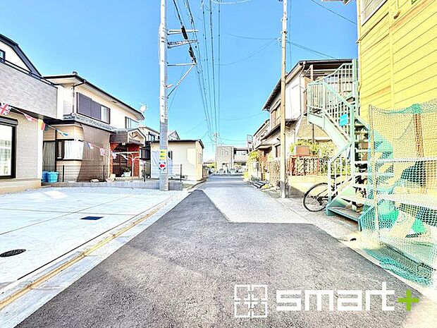 ~閑静な住宅街の立地~ ・周辺は閑静な住宅街となっておりますので、静かな暮らしをご実現いただけます。 ・前面道路の交通量も多くないので、小さなお子様がいるご家庭でもご安心ですね。