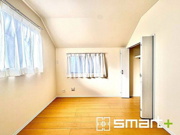~2面採光の明るいお部屋~ ・洋室は2面採光とする事で穏やかな陽の入る明るい空間となっております。 ・くつろぎのプライベート時間を明るい空間で穏やかにお過ごしいただけます。