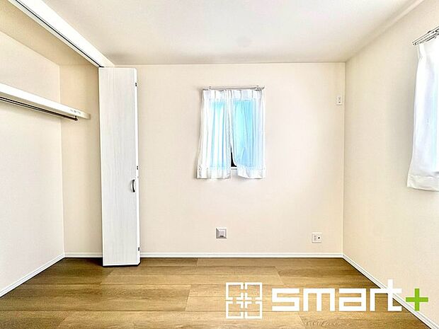 ~2面採光の明るいお部屋~ ・洋室は2面採光とする事で穏やかな陽の入る明るい空間となっております。 ・くつろぎのプライベート時間を明るい空間で穏やかにお過ごしいただけます。