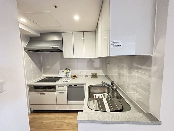キッチンは収納スペース豊富です。調理器具や食器類もスッキリと収納可能です。