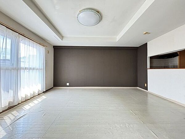 約18帖のリビングダイニングキッチン。南東向きの為日当たり良好です。