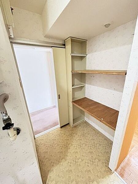 キッチンからユーティリティへ続いており、家事動線の良いつくりです。