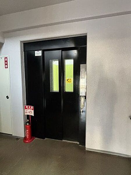 荷物が多い時でも安心のエレベーター。