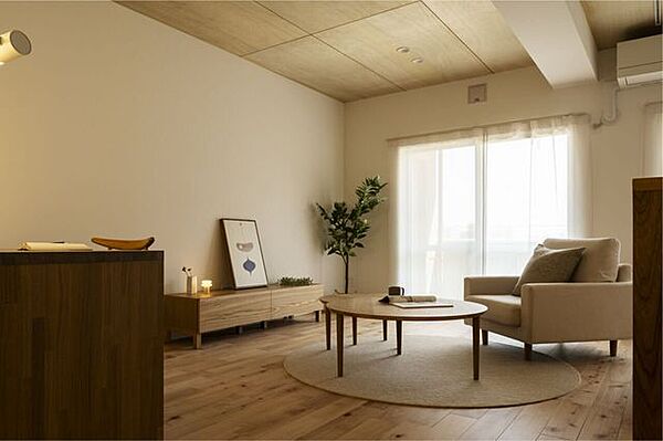 床材は無垢フローリングの西南サクラを採用。天井にはラワンベニヤを施工し、やわらかな色合いと木の温もりを感じられる空間です。