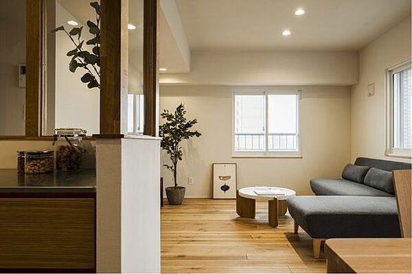 北海道産楢の無垢フローリングがリビング全体に穏やかな質感を与えてくれます。