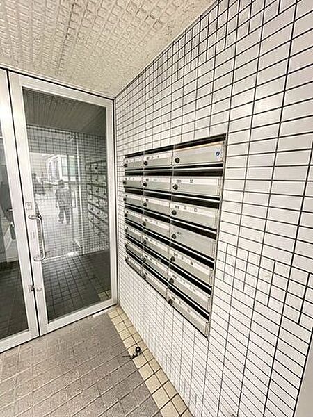 管理人が日勤でおりますので（日・祝は休み）、共用部分は清掃が行き届いております。
