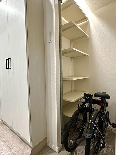 玄関横に配された便利なマルチ可動棚