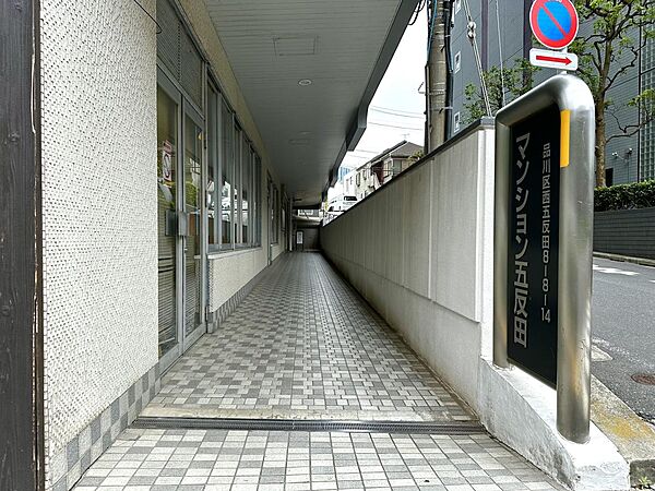 清掃が行き届いた、清潔感溢れるエントランスアプローチ