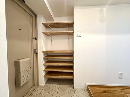 玄関には収納力のある下足入(シューズボックス)を完備